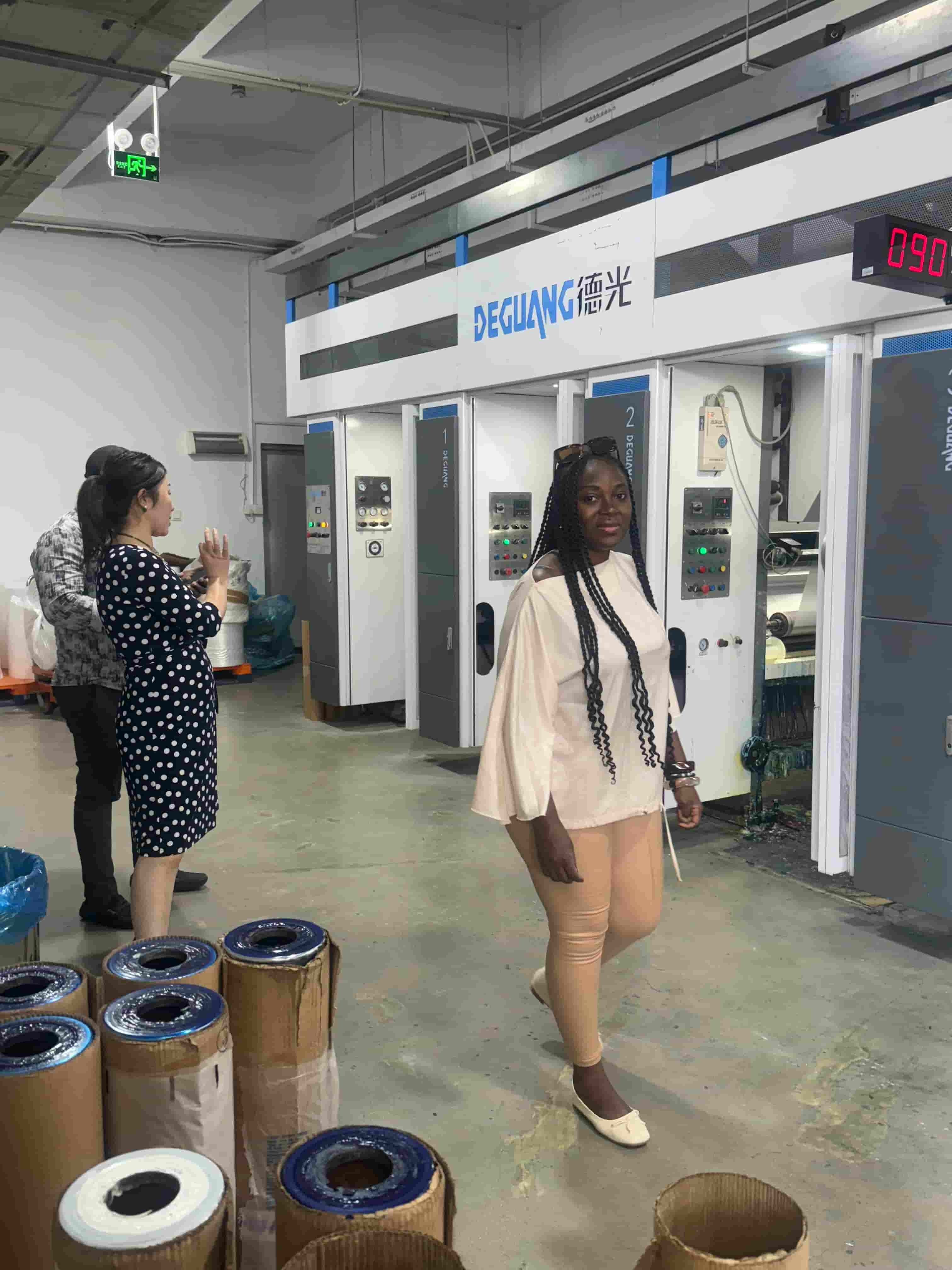 Los clientes de Camerún visitaron la fábrica y quedaron muy satisfechos después de la comunicación y el pedido directo.