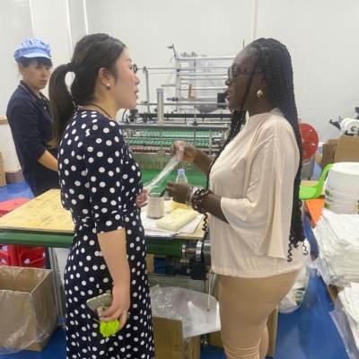 Los clientes de Camerún visitaron la fábrica y quedaron muy satisfechos después de la comunicación y el pedido directo.
